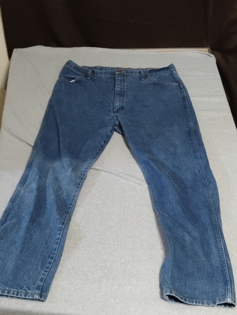 Wrangler Men's Straight Jeans in Medium Blue Denim